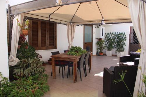 une terrasse avec une table et des chaises sous une tente dans l'établissement Villino Donna Rita, à Lecce