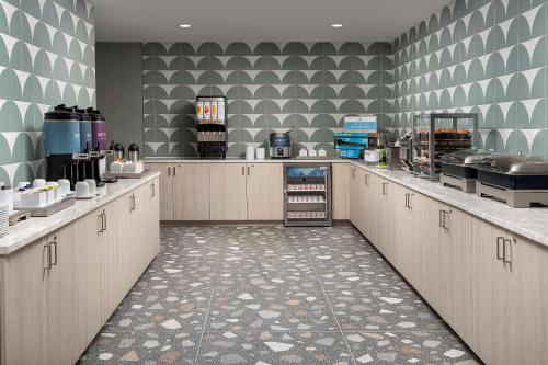 Kuchyň nebo kuchyňský kout v ubytování Home2 Suites By Hilton Miami Airport South Blue Lagoon