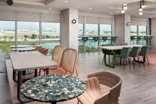 Posezení v ubytování Home2 Suites By Hilton Miami Airport South Blue Lagoon