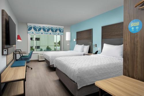 um quarto de hotel com duas camas e uma janela em Tru By Hilton Miami Airport South Blue Lagoon, Fl em Miami