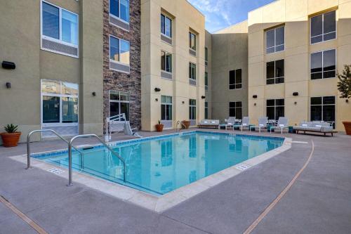 a swimming pool in the courtyard of a building at Hilton Garden Inn Temecula in Temecula