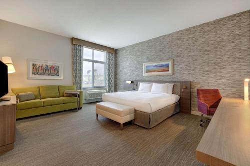 um quarto de hotel com uma cama e um sofá em Hilton Garden Inn Temecula em Temecula