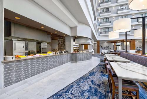 Un restaurante u otro lugar para comer en DoubleTree by Hilton Davenport