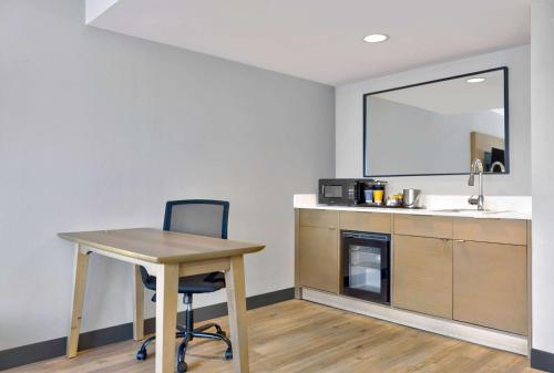 Una cocina o cocineta en DoubleTree by Hilton Davenport