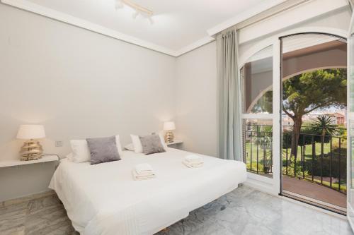 House with sea and mountain views on the beach, Bahía de Marbella