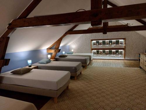 um grupo de camas num quarto com um sótão em Gîte de Chazelpaud em Saint-Bard
