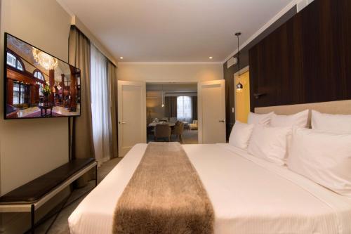 The Benson Portland, Curio Collection by Hilton Image