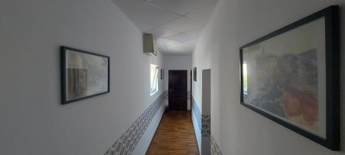 un pasillo con dos cuadros en las paredes en Стаи за гости При Зори и Ицо, en Nova Zagora