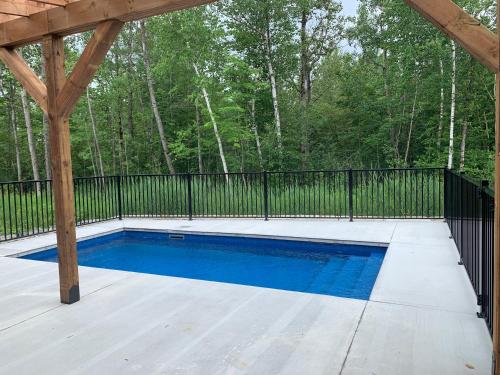 Bazén v ubytování Le Memph Aigle spacious comfortable condo cottage eco friendly 3 bedrooms - hot tub & pool Memphrémagog Lake nebo v jeho okolí