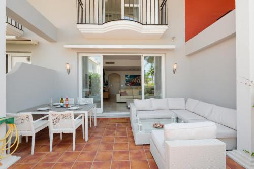 House with sea and mountain views on the beach, Bahía de Marbella