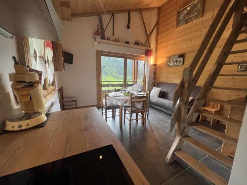 une chambre avec un escalier et une table dans une pièce dans l'établissement Reposire 8, appartement 5 pers plein sud, à La Clusaz