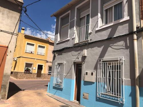 un edificio azul y gris con ventanas blancas y una calle en Nice flat.Very near UCAM, UM university.Murcia, en Espinardo