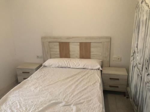 1 dormitorio con 1 cama con 2 mesitas de noche y 1 cama sidx sidx sidx sidx en Nice flat.Very near UCAM, UM university.Murcia, en Espinardo