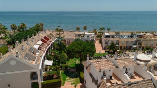 House with sea and mountain views on the beach, Bahía de Marbella