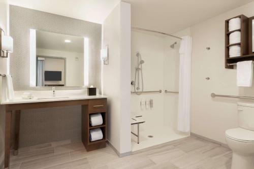 y baño con lavabo, ducha y aseo. en Homewood Suites By Hilton Mcdonough en McDonough