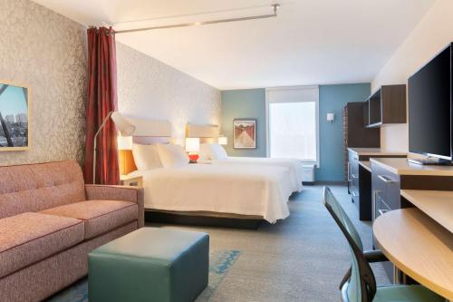 una camera d'albergo con letto e divano di Home2 Suites By Hilton Richmond Short Pump a Richmond