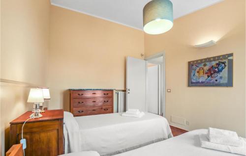2 Bedroom Nice Apartment In Capranica Vt في Capranica: غرفة نوم بسريرين وخزانة