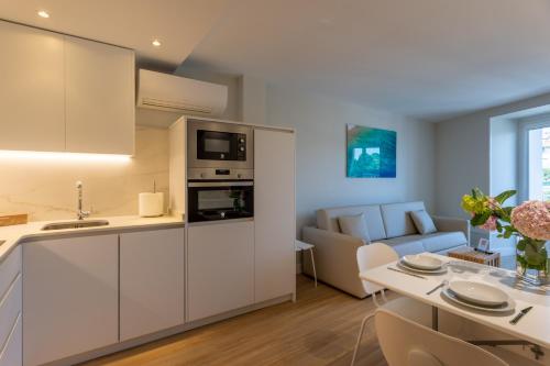 a kitchen and living room with a couch and a table at Apartamentos&Spa Mundakaport in Mundaka