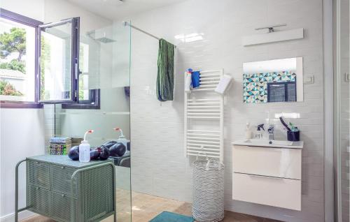 baño con ducha y puerta de cristal en Nice Home In Gmenos With Outdoor Swimming Pool, Wifi And 4 Bedrooms, en Gémenos