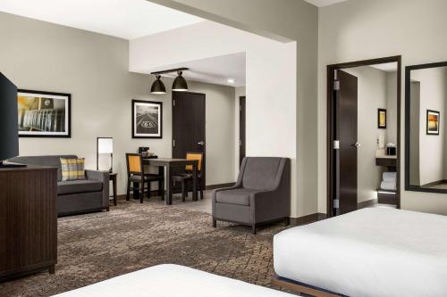 - une chambre avec un lit et un salon dans l'établissement Homewood Suites By Hilton Springfield Medical District, à Springfield