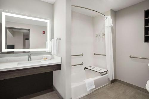 A bathroom at Homewood Suites By Hilton Springfield Medical District