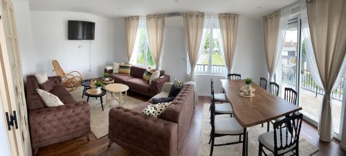 un soggiorno con divano e una sala da pranzo di CASA RAHMA a Amboise