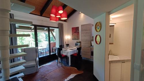 Habitación con baño con mesa y lavabo. en Casa Boschetto by Quokka 360 - silent oasis in Bosco Luganese, en Bioggio