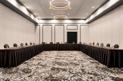 a large conference room with a large carpet at Doubletree By Hilton Pointe Claire Montreal Airport West in Pointe-Claire