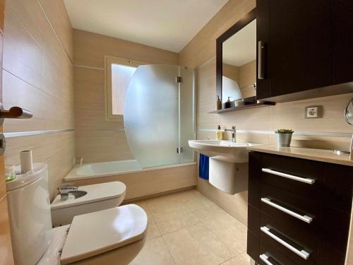 ein Badezimmer mit einem WC, einem Waschbecken und einer Badewanne in der Unterkunft A&N La Vega 10 in Torre del Mar