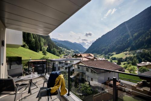 a balcony with a view of a mountain at Das luxuriöse Chalet-Apartment in der Residenz Silvretta - Inklusive Silvretta Card Premium in See