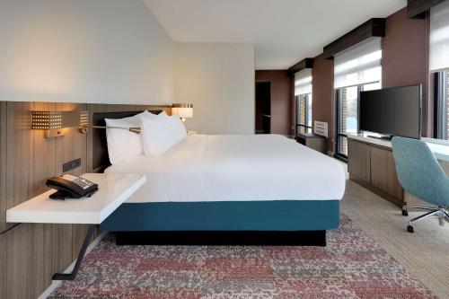 Postel nebo postele na pokoji v ubytování Hilton Garden Inn Haymarket