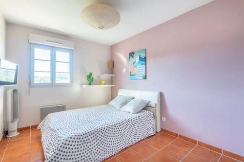 um quarto com uma cama e uma janela em T3 Aix sud avec terrasse et parking em Aix-en-Provence