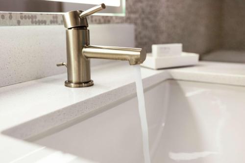 Ein Badezimmer in der Unterkunft Home2 Suites By Hilton Minneapolis University Area