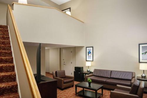 a living room with a couch and a tv at DoubleTree by Hilton Cherry Hill Philadelphia in Cherry Hill