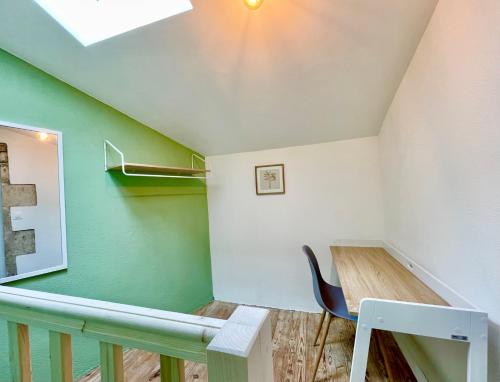 a small room with a table and a chair at Niort - Hyper-Centre - Appartements en Duplex ou Triplex - Wifi Fibre - NOUVEAU in Niort