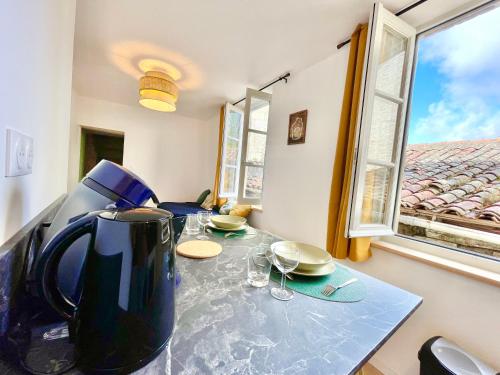 a kitchen with a table with a vase on it at Niort - Hyper-Centre - Appartements en Duplex ou Triplex - Wifi Fibre - NOUVEAU in Niort