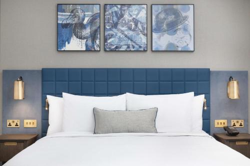 Katil atau katil-katil dalam bilik di Lost Property St Pauls London, Curio Collection By Hilton