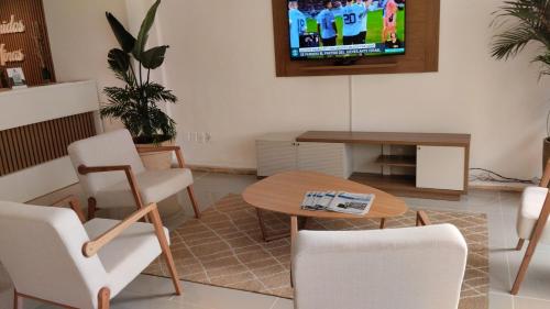 Una televisión o centro de entretenimiento en Nuevo Hotel Plaza