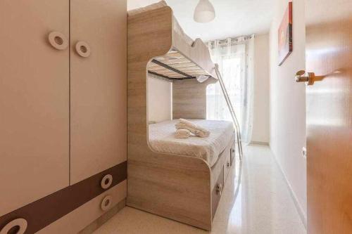 Pokój z łóżkiem piętrowym w pokoju w obiekcie A&N Saladero 1 w mieście Torre del Mar