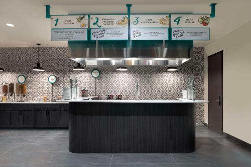 a kitchen with a counter top in a restaurant at Embassy Suites By Hilton Bowling Green in Bowling Green