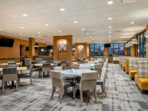 a dining room with tables and chairs at Hilton Garden Inn Jeffersonville, In in Jeffersonville