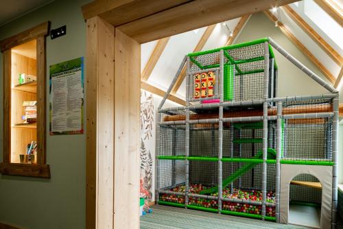 a room with a bird cage in a room at Ku Dolinie in Kościelisko