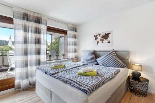 Un dormitorio con una cama grande y una ventana en Apartment Schwarzwald, en Schönwald