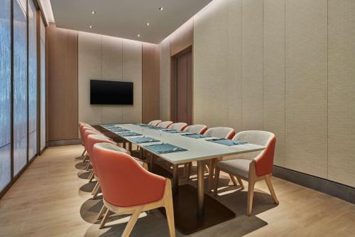 a conference room with a long table and chairs at Hilton Garden Inn Shenzhen Guangming in Shenzhen