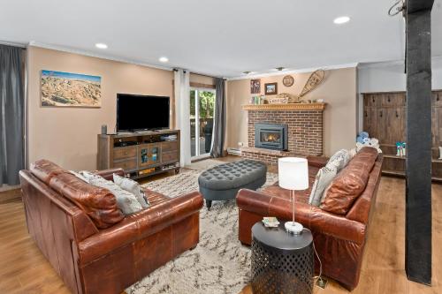 uma sala de estar com mobiliário de couro e uma lareira em Winterset 1 condo em Steamboat Springs