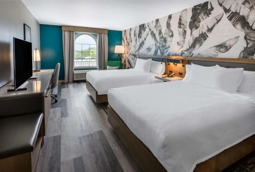 um quarto de hotel com duas camas e uma televisão de ecrã plano em Hilton Garden Inn St Augustine-Historic District em St. Augustine