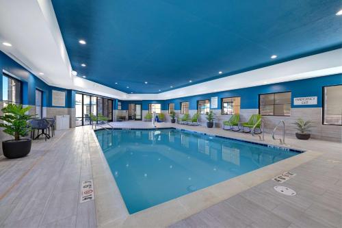 薩普斯堡的住宿－Hampton Inn & Suites Marina，酒店大堂的大型游泳池