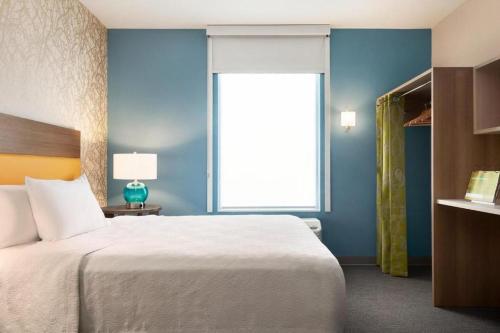 a bedroom with a large bed and a window at Home2 Suites By Hilton Alamogordo White Sands in Alamogordo