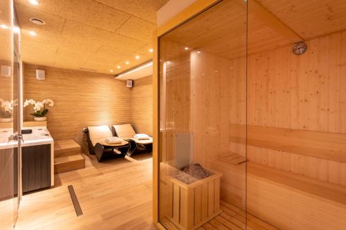 Habitación con sauna y pared de cristal. en Apartamentos&Spa Mundaka Port, en Mundaka