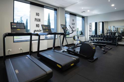 una palestra con diversi tapis roulant e macchinari per il cardio-fitness di Hampton by Hilton Rome North Fiano Romano a Fiano Romano